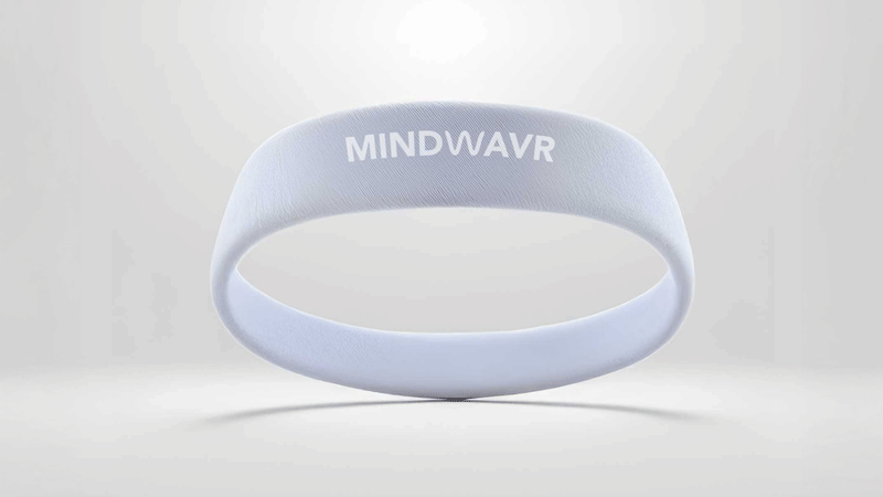 Neuroflexr-Stirnband von Mindwavr in einem 
        weißen Raum